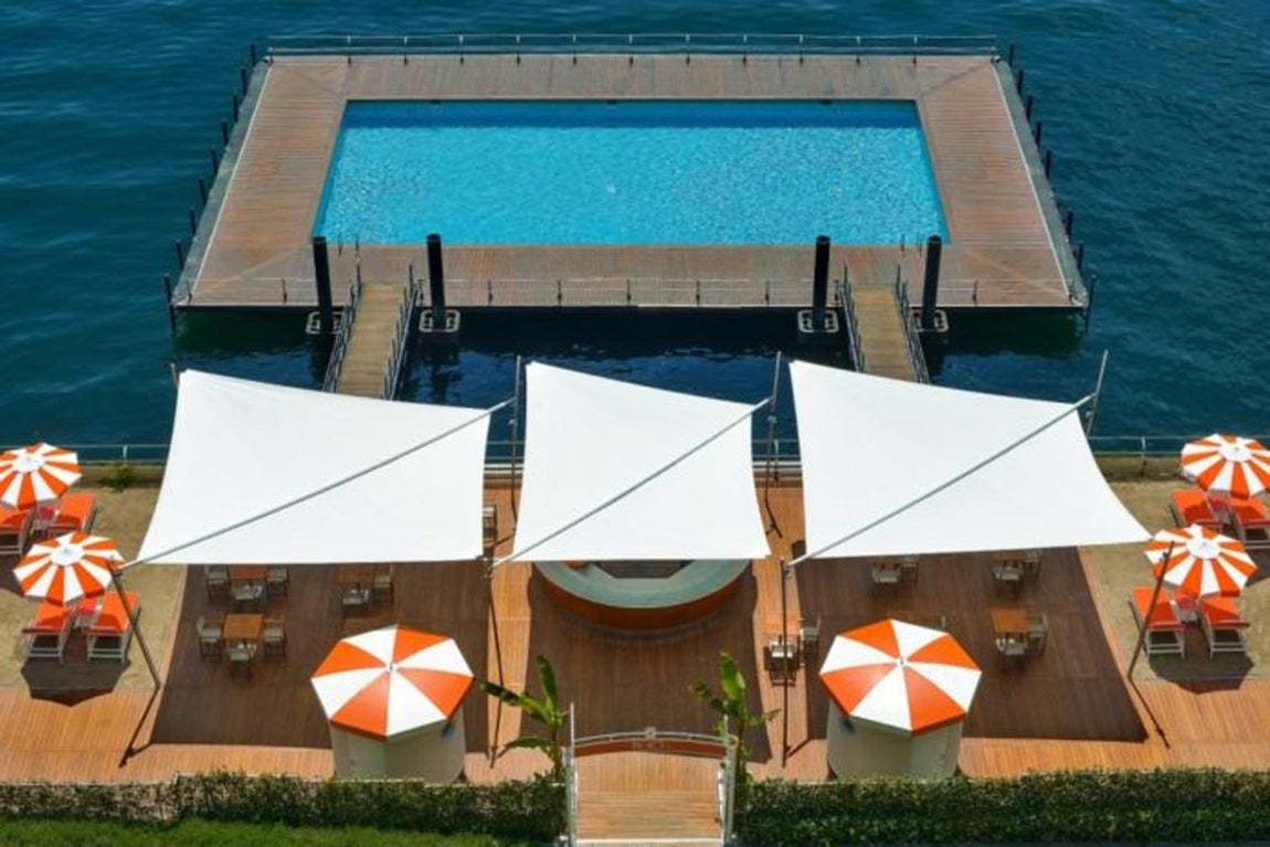Grand Hotel Tremezzo, Lago de Como, Italia. Esta excepcional piscina parece flotar sobre el emblemático lago de Como. Los huéspedes del inimitable Grand Hotel Tremezzo pueden tomar el sol con estilo bajo el impresionante entorno de la cordillera de Gringe mientras se deleitan con unos arancini y un spritz de aperol.