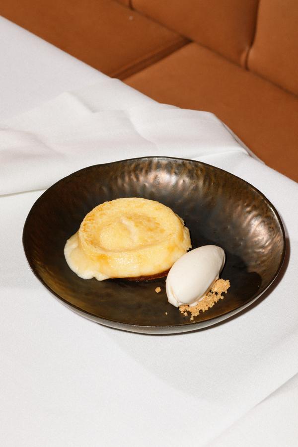 BAAN. En este restaurante, la tradición del sudeste asiático y la gastronomía española se encuentran para mostrar sabores, texturas y aromas inéditos a través de recetas al servicio de la técnica de Victor Camargo. Elaboraciones de culto que se pueden degustar a lo largo de toda la carta, incluidos los postres: irresistibles bocados dulces como la tarta de queso fluida, a la que añade miso blanco y galleta de jengibre, perfecta para poner fin a la experiencia en BAAN acompañada de uno de sus cócteles de autor.