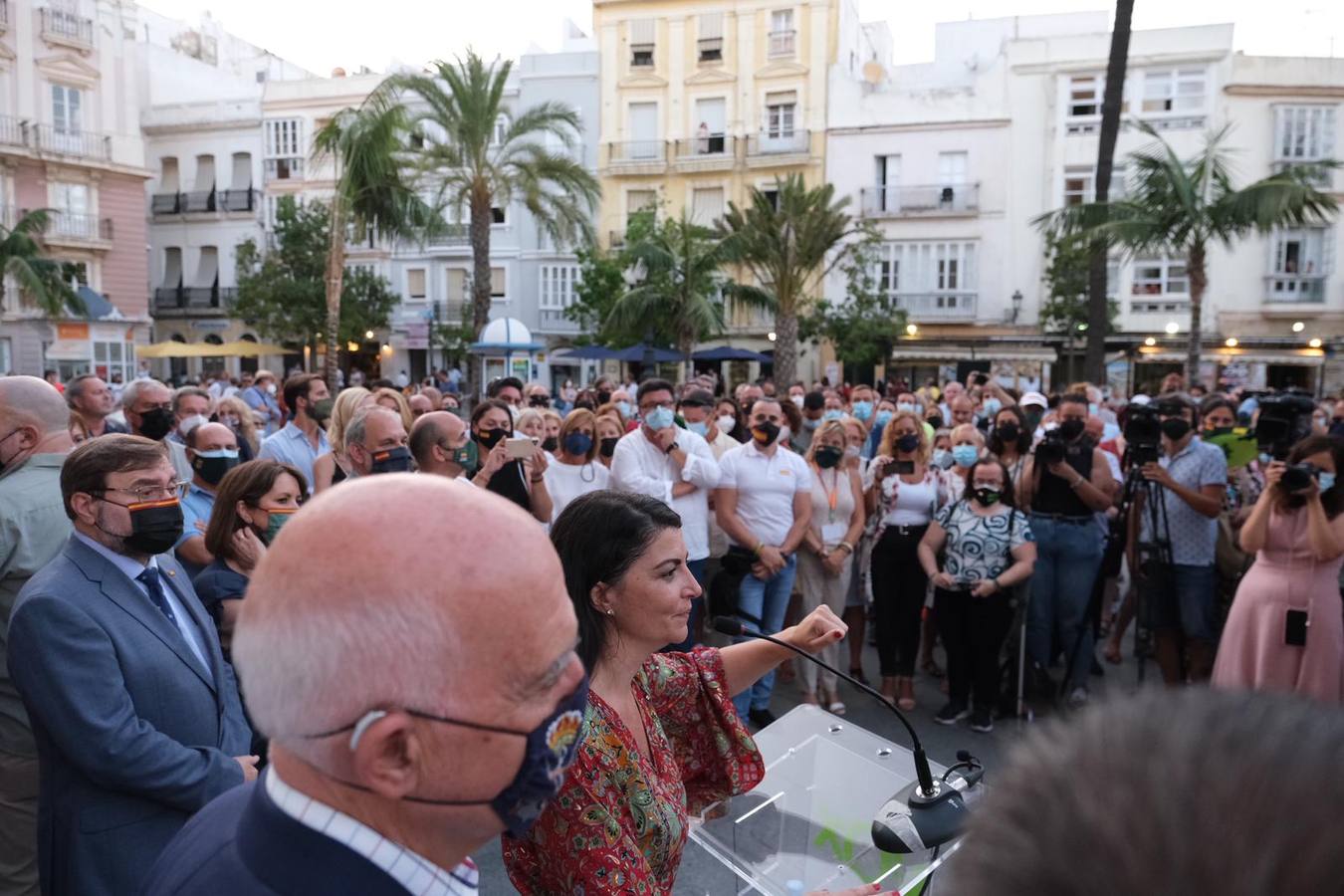 FOTOS: Tensión en la plaza de San Juan de Dios en el acto de VOX con Macarena Olona en Cádiz