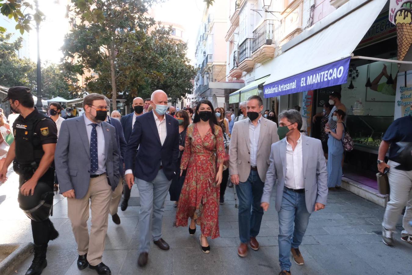 FOTOS: Tensión en la plaza de San Juan de Dios en el acto de VOX con Macarena Olona en Cádiz