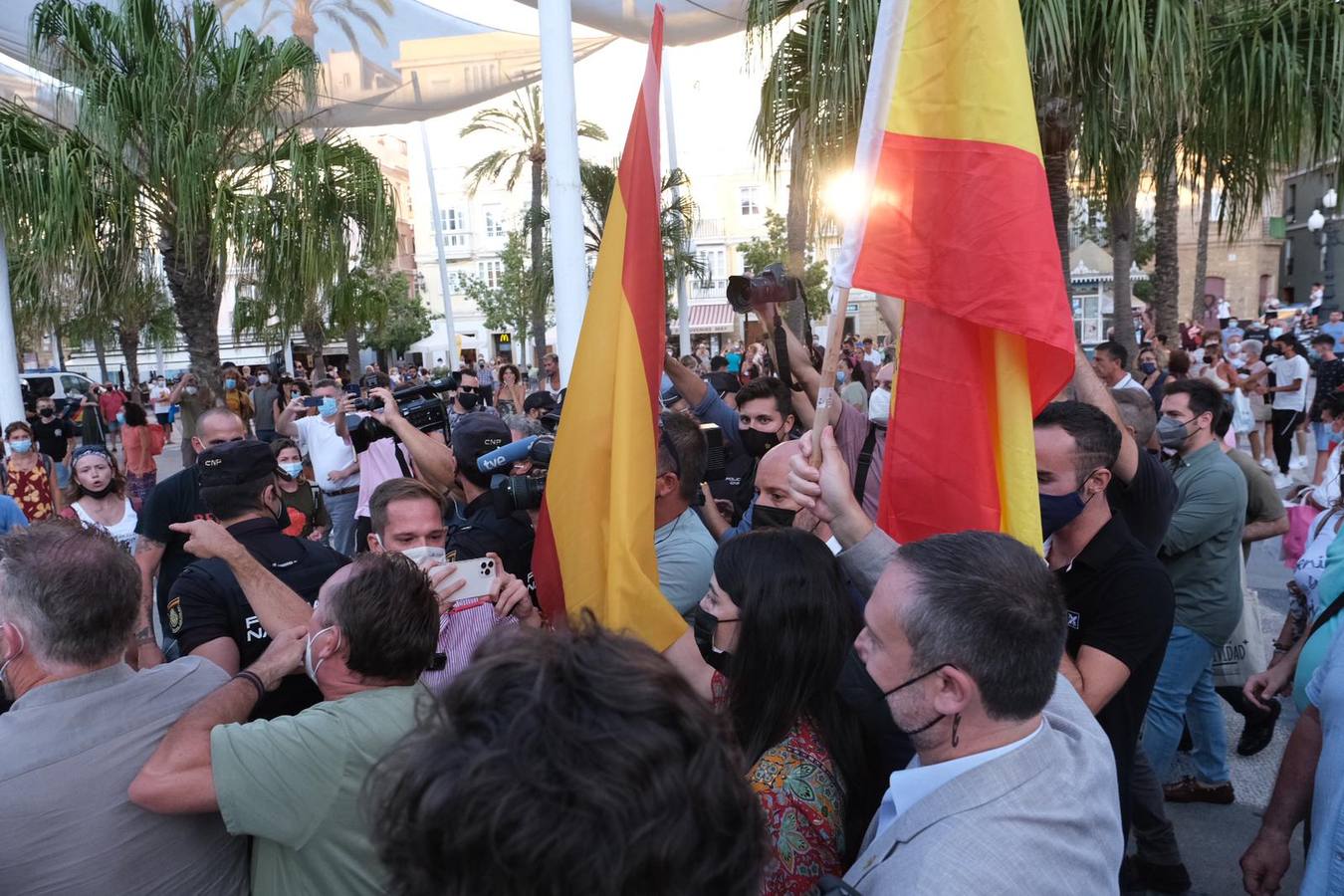 FOTOS: Tensión en la plaza de San Juan de Dios en el acto de VOX con Macarena Olona en Cádiz