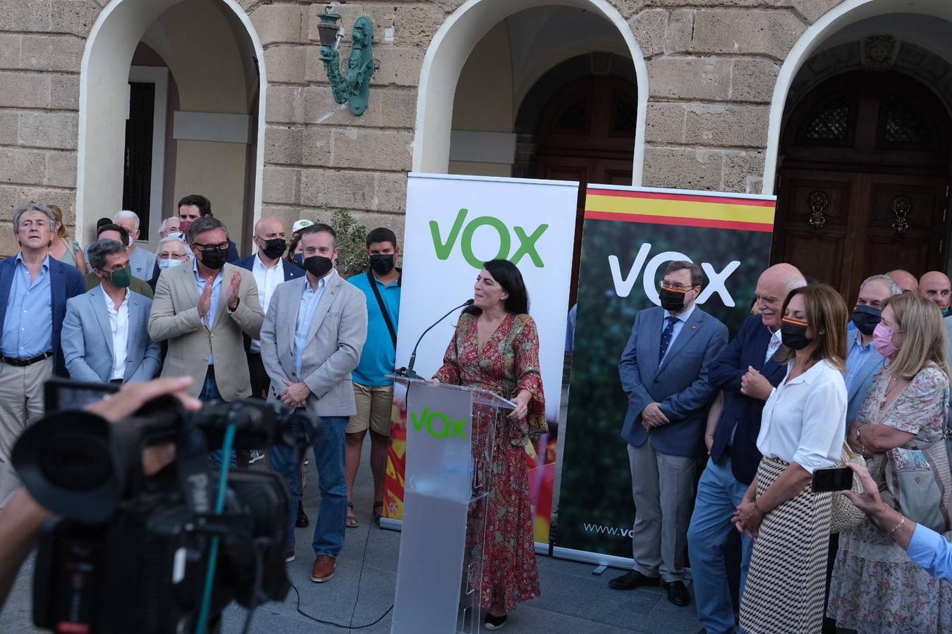 FOTOS: Tensión en la plaza de San Juan de Dios en el acto de VOX con Macarena Olona en Cádiz