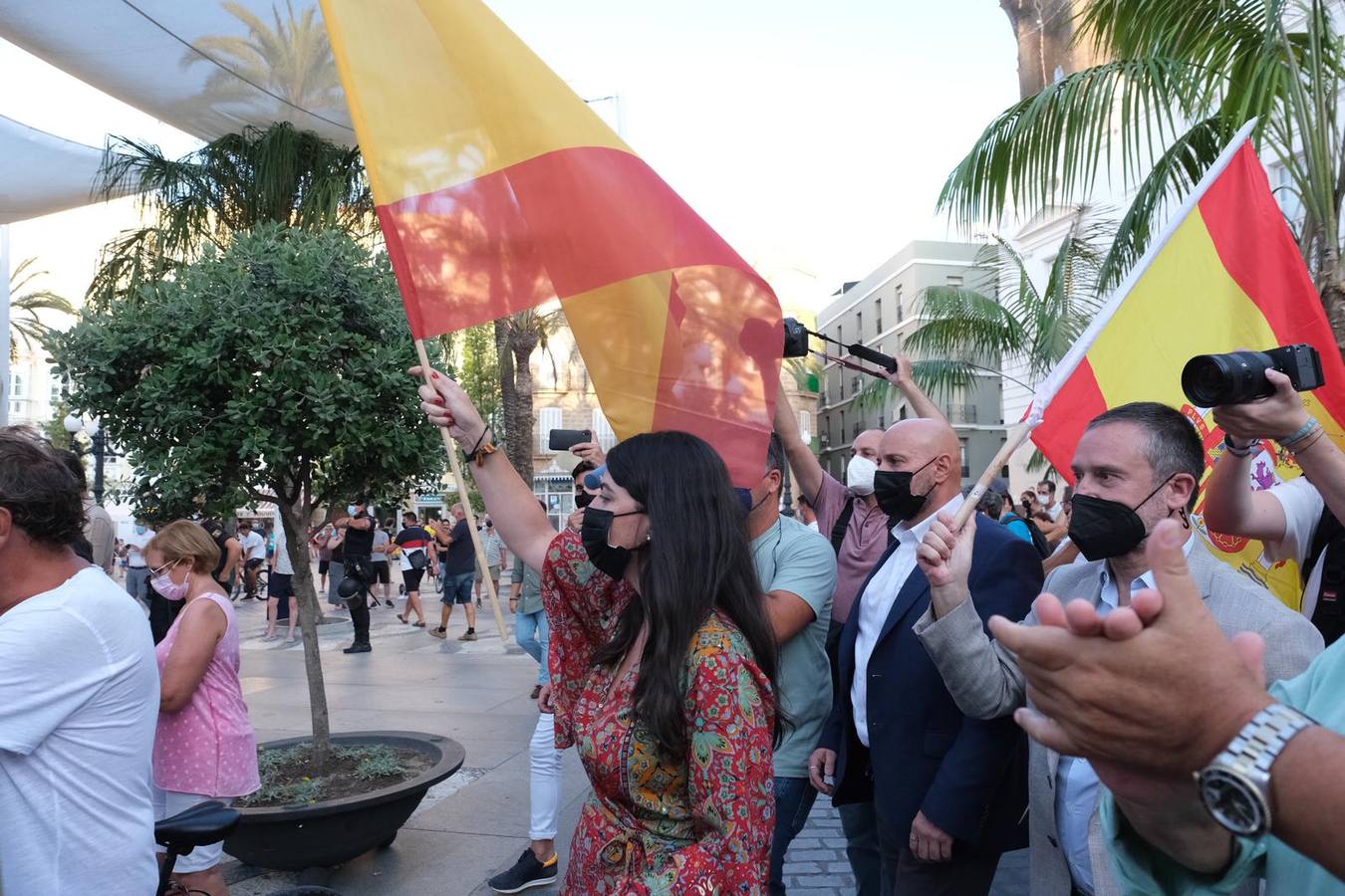 FOTOS: Tensión en la plaza de San Juan de Dios en el acto de VOX con Macarena Olona en Cádiz