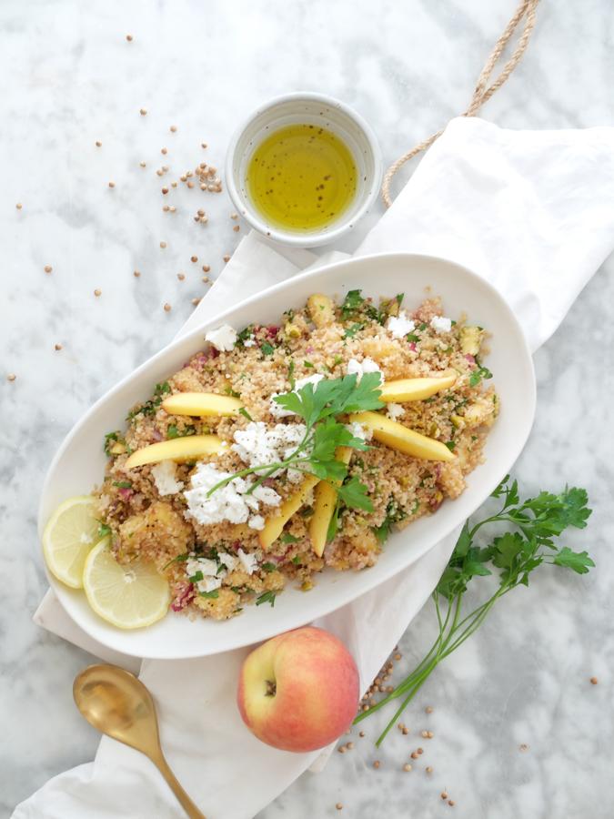 Tabulé de melocotón, queso y pistachos. El tabulé o popularmente llamado cuscús es un plato que se adapta muy bien al verano pudiendo usar múltiples vegetales e incluso frutas, como es el caso para su elaboración. Puedes<a href="https://www.abc.es/bienestar/alimentacion/recetas-saludables/abci-cuscus-melocoton-queso-y-pistachos-mezcla-prodigiosa-verano-202106300239_noticia.html"> seguir aquí el paso a paso para preparar este cuscús </a>con frutas que propone Catalina Prieto.