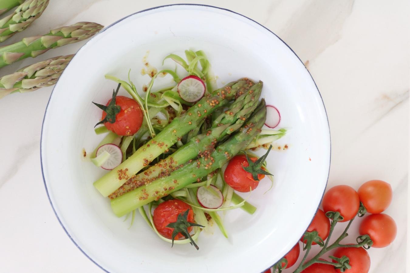 Ensalada de espárragos y tomates cherry. Esta deliciosa y sencilla ensalada de espárragos y tomates cherry es una propuesta de la nutricionista Elisa Escorihuela. Si quieres seguir el p<a href="https://abcblogs.abc.es/aula-nutricion/recetas-saludables/la-receta-de-esparragos-y-tomates-cherry-para-una-ensalada-diferente.html">aso a paso de esta receta puedes hacerlo aquí en este enlace </a>pues contó todos los detalles en el blog Aula de nutrición.