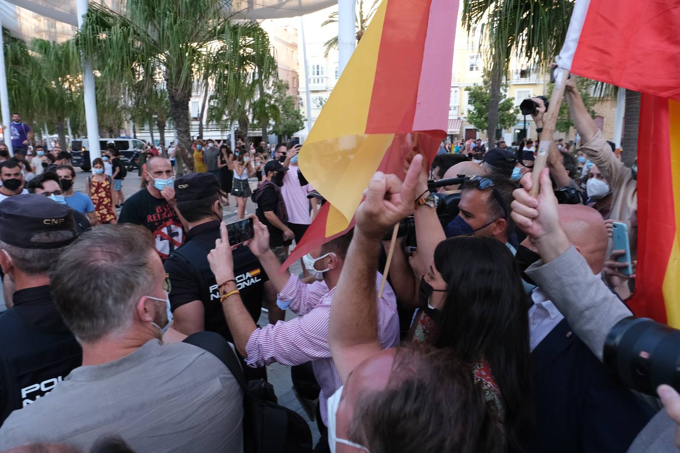 FOTOS: Tensión en la plaza de San Juan de Dios en el acto de VOX con Macarena Olona en Cádiz