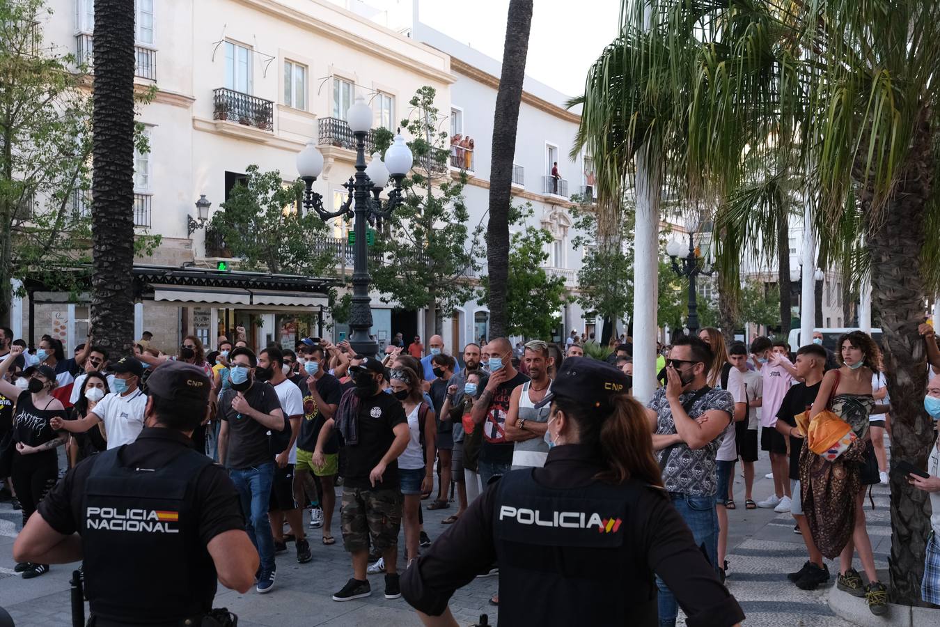 FOTOS: Tensión en la plaza de San Juan de Dios en el acto de VOX con Macarena Olona en Cádiz