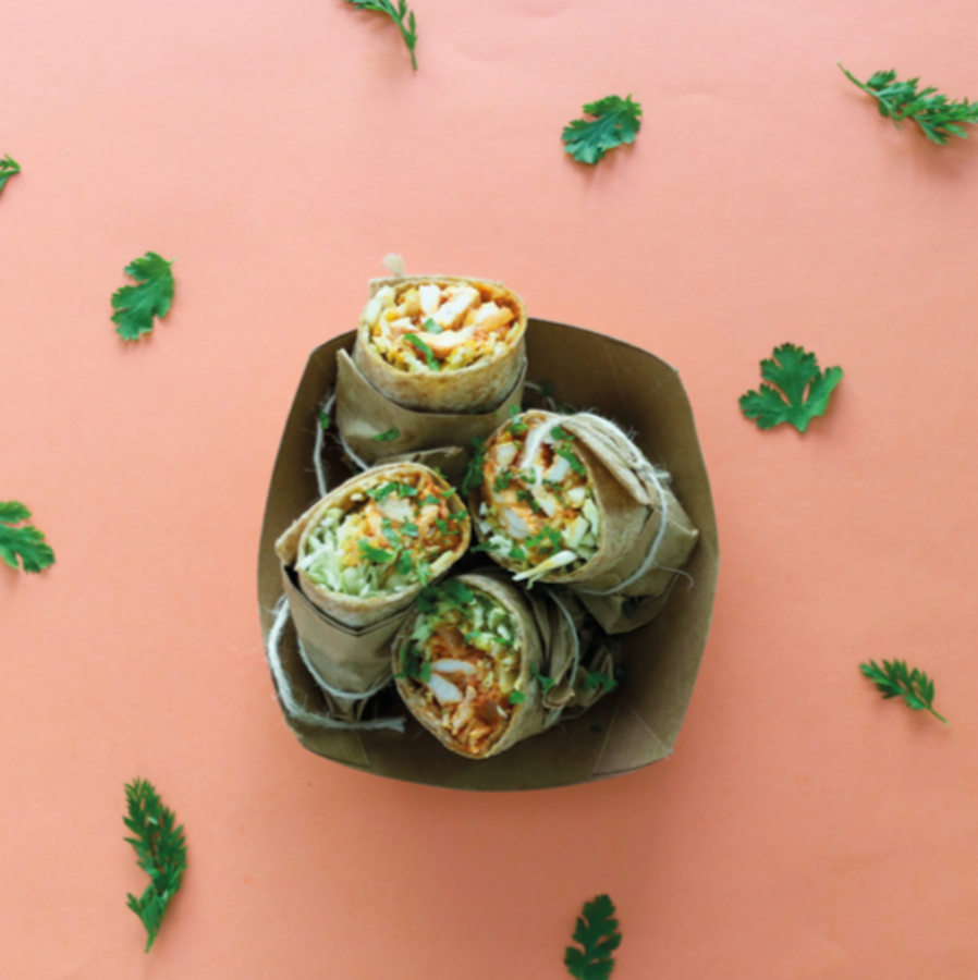 Wrap de chicken tikka. Para preparar estos rollitos rellenos de pollo y vegetales que ha ideado la nutricionista Elisa Escorihuela solo tienes que <a href="https://abcblogs.abc.es/aula-nutricion/recetas-saludables/menu-de-picnic-saludable-tres-platos-faciles-y-deliciosos.html">seguir en este enlace el paso a paso de esta receta </a>que puede ser perfecta para incluir en un pícnic saludable.