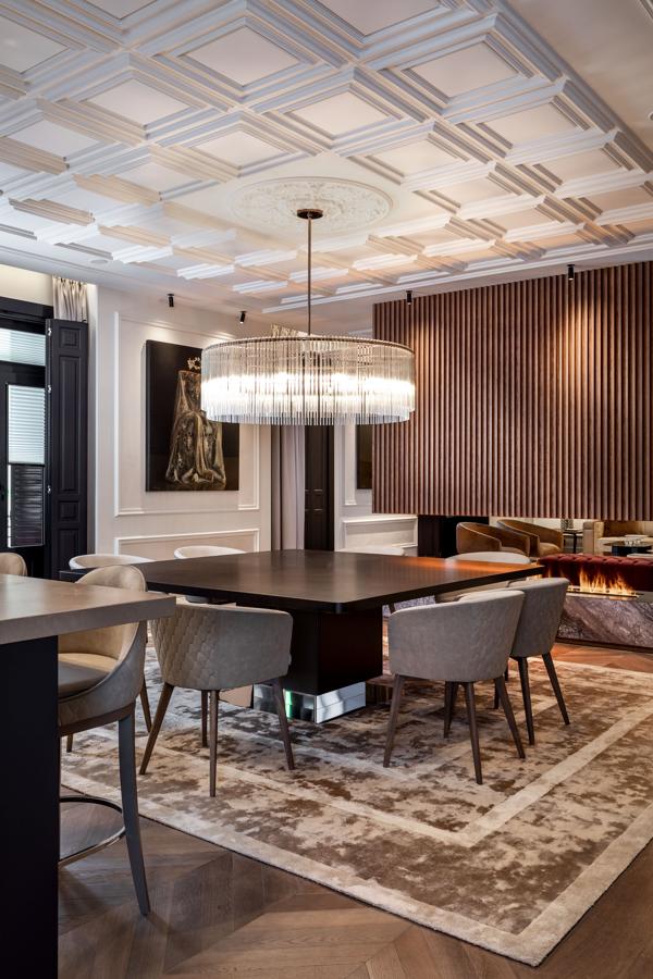 Exclusividad en el barrio de Salamanca. El comedor dispone de una mesa con capacidad para hasta ocho personas presidida por una llamativa lámpara. Por su parte, el salón ofrece varios sofás en los que relajarse tras un duro día de trabajo. Una chimenea colgante de vapor divide ambas estancias.