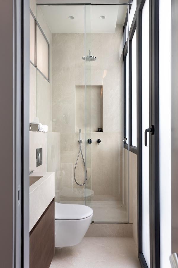 Exclusividad en el barrio de Salamanca. En lo que a esta vivienda respecta, Lourdes y su equipo no han escatimado en detalles de alta gama y las últimas tecnologías siguiendo, por supuesto, los exquisitos gustos de su propietario.