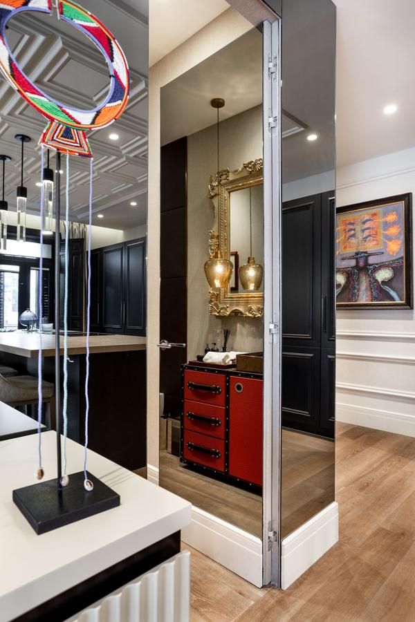 Exclusividad en el barrio de Salamanca. Nada más abrir la puerta de esta vivienda llama la atención su recibidor, un pequeño espacio independiente del resto de la casa revestido de espejos y una decoración moderna que contrasta con el toque clásico del resto de las estancias.