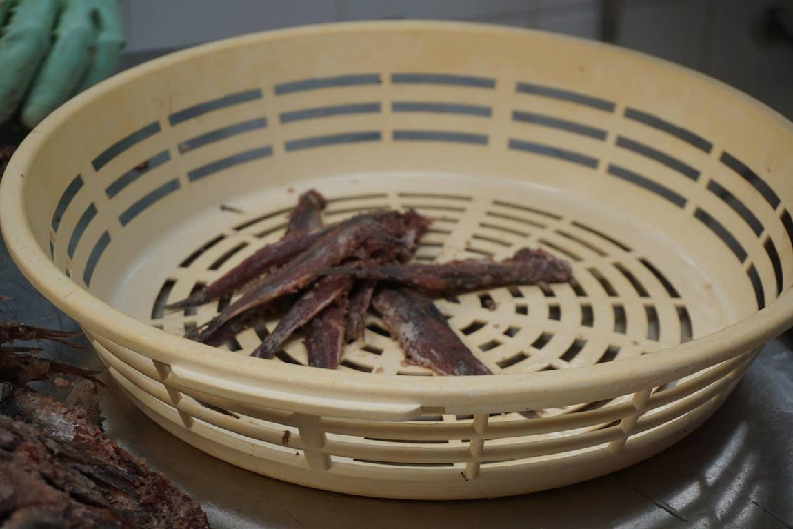 3. Tras ello, los bocartes, que aún conservan la espina –al barril llegan ya sin cabeza y sin tripas, aunque sí que les dejan las huevas–, son preparados para un ligerísimo lavado y secado que no altere su sabor. Después son conducidas en cestas como la de la imagen hasta la mesa donde continúa su preparación.