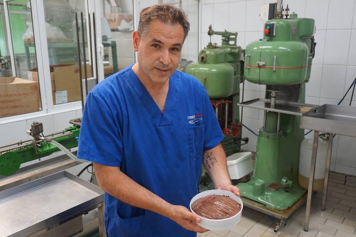 9. Alfredo Belaustegui, que gestiona esta empresa familiar junto con su esposa Silvia Ruiz –hija del fundador–, muestra con orgullo los filetes perfectos que logran obtener al final del laborioso proceso y que comercializan para importantes restaurantes de toda España y clientes particulares enamorados de este manjar cantábrico.