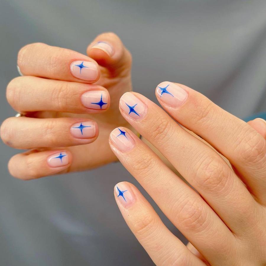 Tendencia en manicura de verano 2021: minimalistas. 