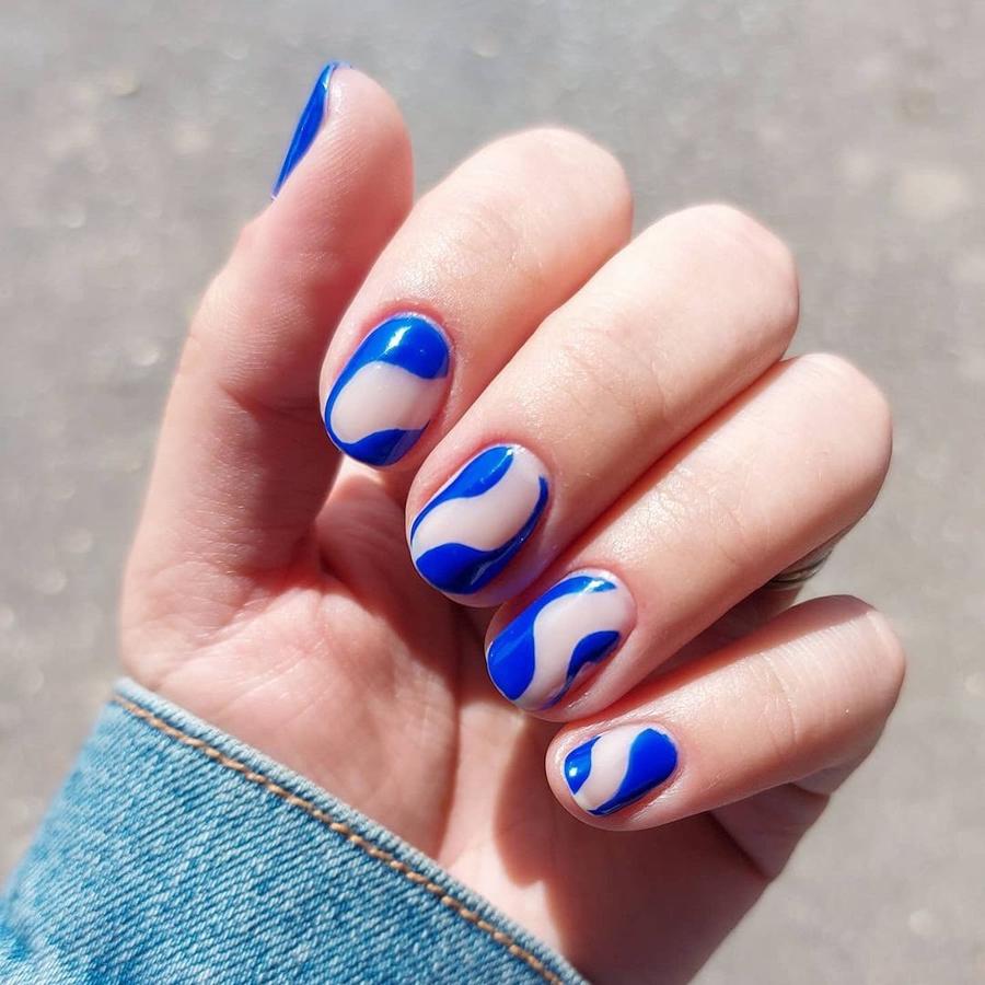 Tendencia en manicura de verano 2021: abstractas monocolor. 