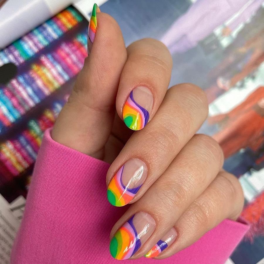 Tendencia en manicura de verano 2021: psicodélicas. 