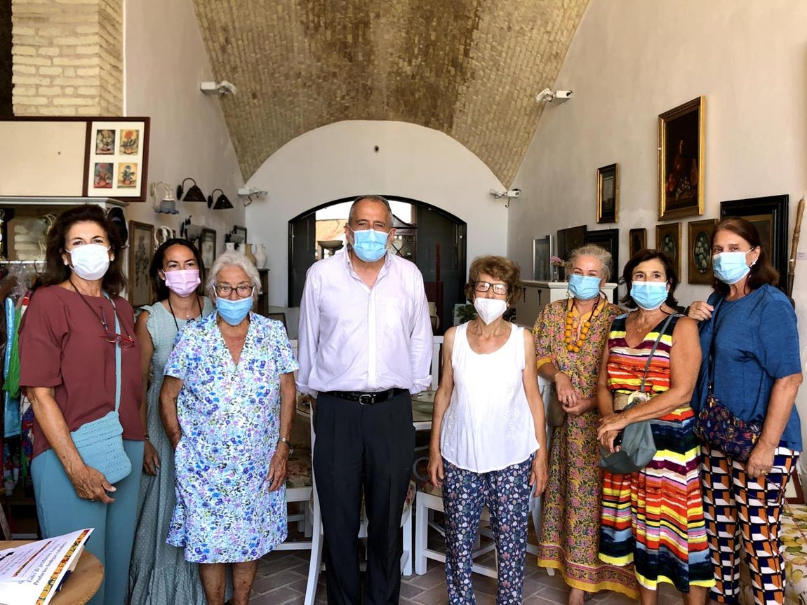 Carmen Barbadillo, Maribel Vergara, Luisa Mateos, Luis Bononato, presidente de Proyecto Hombre en la provincia de Cádiz, Keka Raffo, Menchu Otero, María Ángeles y Margarita Martínez.. 