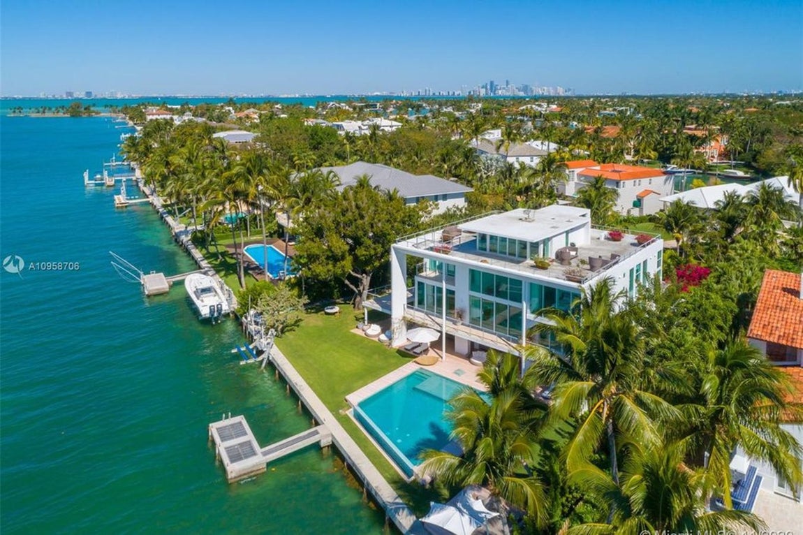 La mansión donde Messi veranea en Miami. La residencia se encuentra en Key Biscane, una de las zonas más exclusivas de la ciudad en donde otras celebrities como Julio Iglesias o Ivanka Trump poseen sus mansiones. La casa comunica directamente con el mar y está rodeada de una extensa vegetación que le confiere un extra de privacidad.