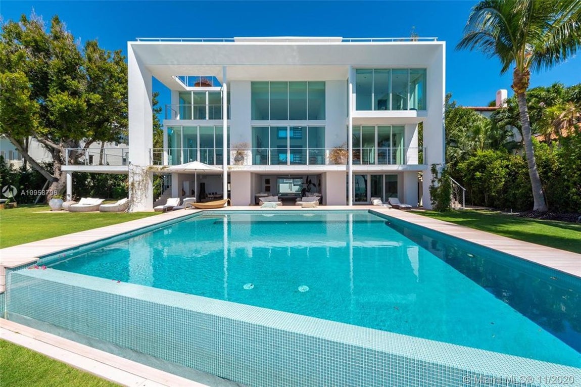 La mansión donde Messi veranea en Miami. La vanguardista construcción se complementa a la perfección con una gran piscina infinita asimétrica con vistas a la bahía.