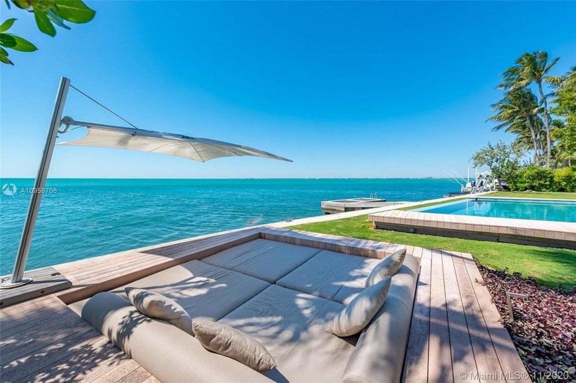 La mansión donde Messi veranea en Miami. Tanto los jardines como los dormitorios están orientados hacia el mar para que se pueda divisar las puestas de sol y amaneceres.