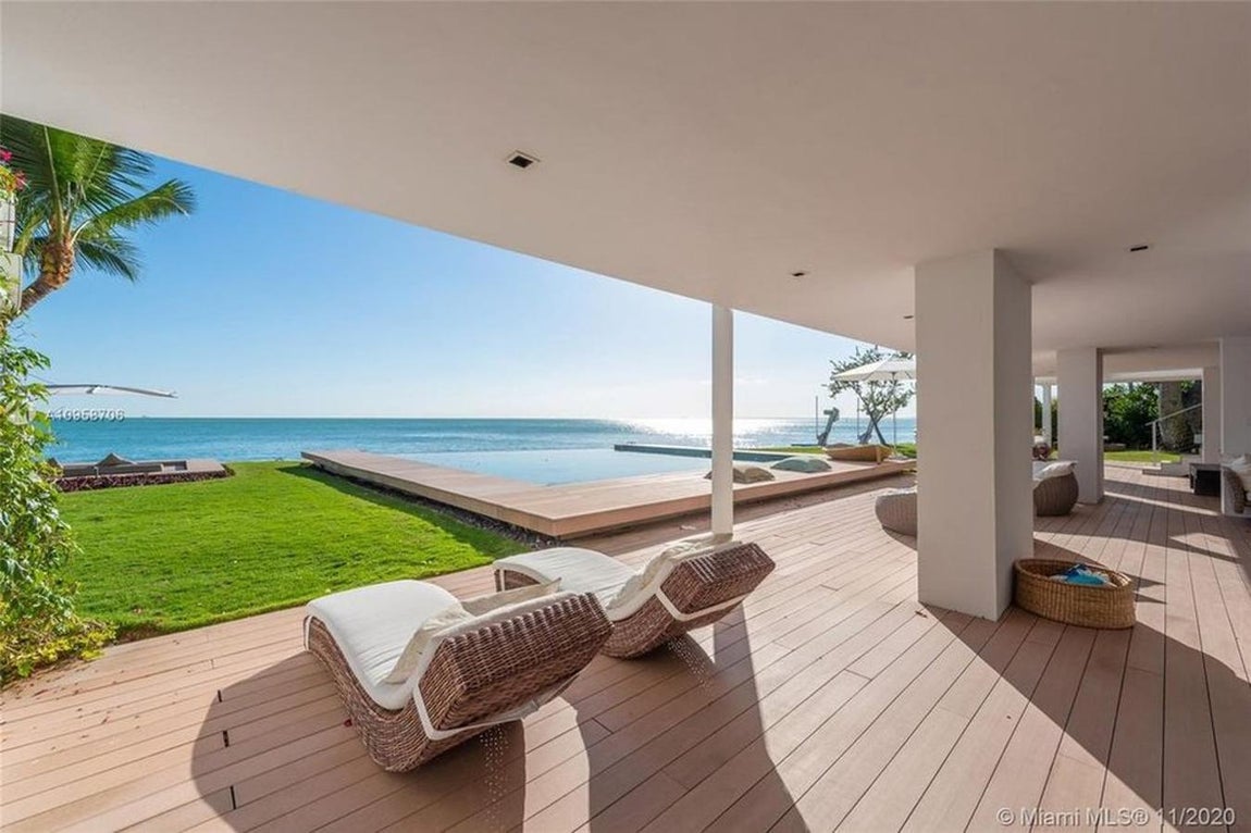 La mansión donde Messi veranea en Miami. No falta un práctico porche con un cenador, lounge bar, zona de chillo ut y espacios muy amplios para que los tres pequeños puedan campar a sus anchas.