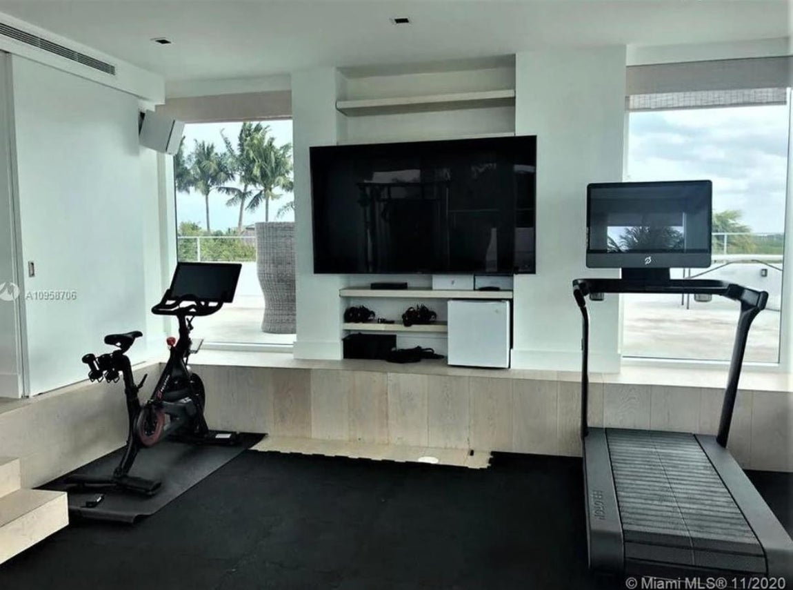 La mansión donde Messi veranea en Miami. Aunque esté de vacaciones, el futbolista no cesa con sus entrenamientos, por eso resultaba crucial que contase con un gimnasio con espacio tanto para el cardio como las rutinas de fuerza.
