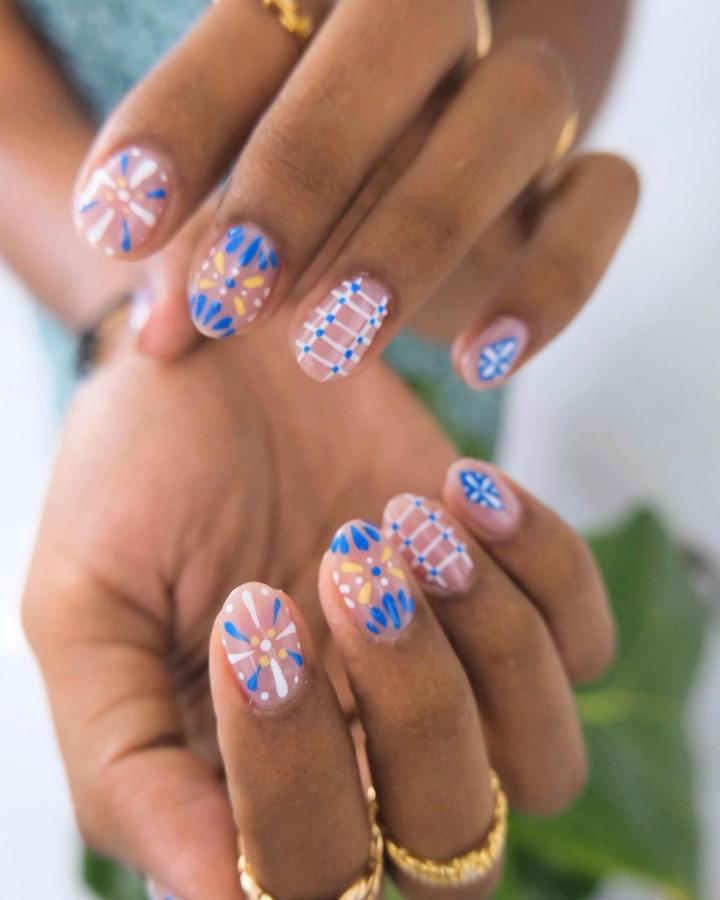 Tendencia en manicura de verano 2021: inspiración floral. 