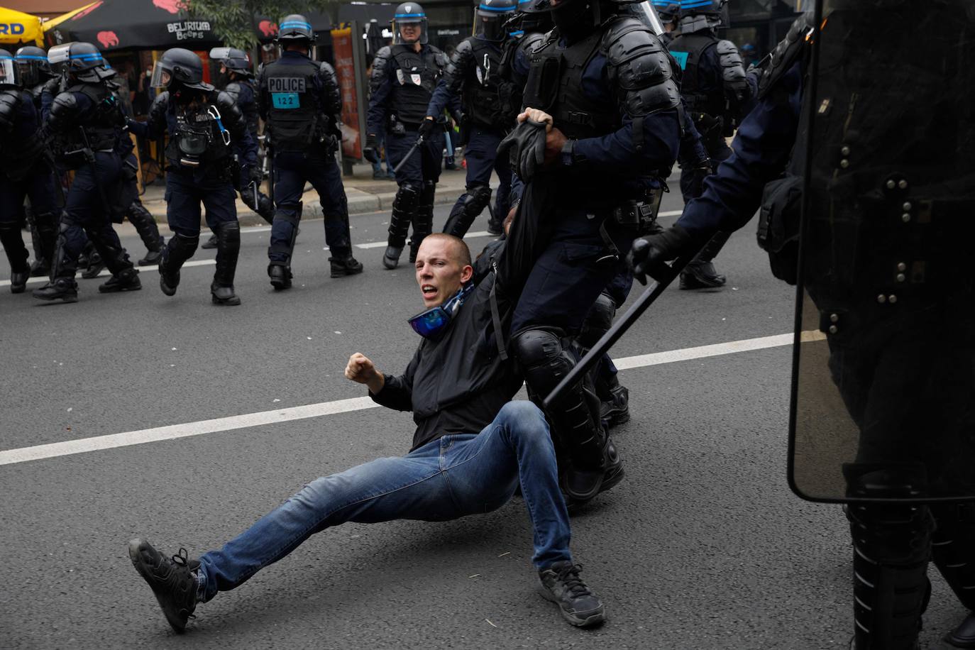 La policía carga contra los manifestantes en las calles de la capital. 