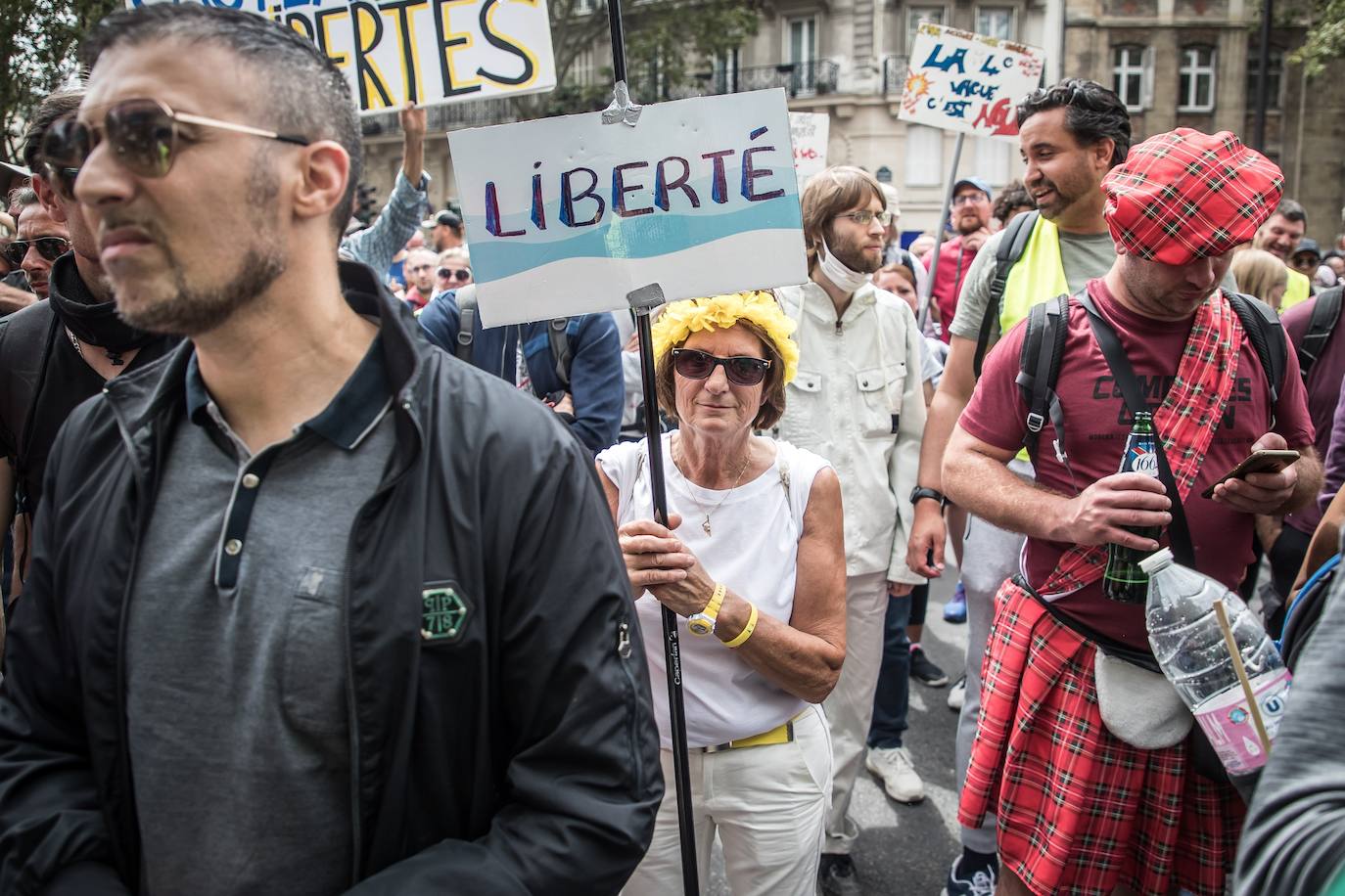 Una manifestante sostiene un cartel que dice: 'Libertad'. 