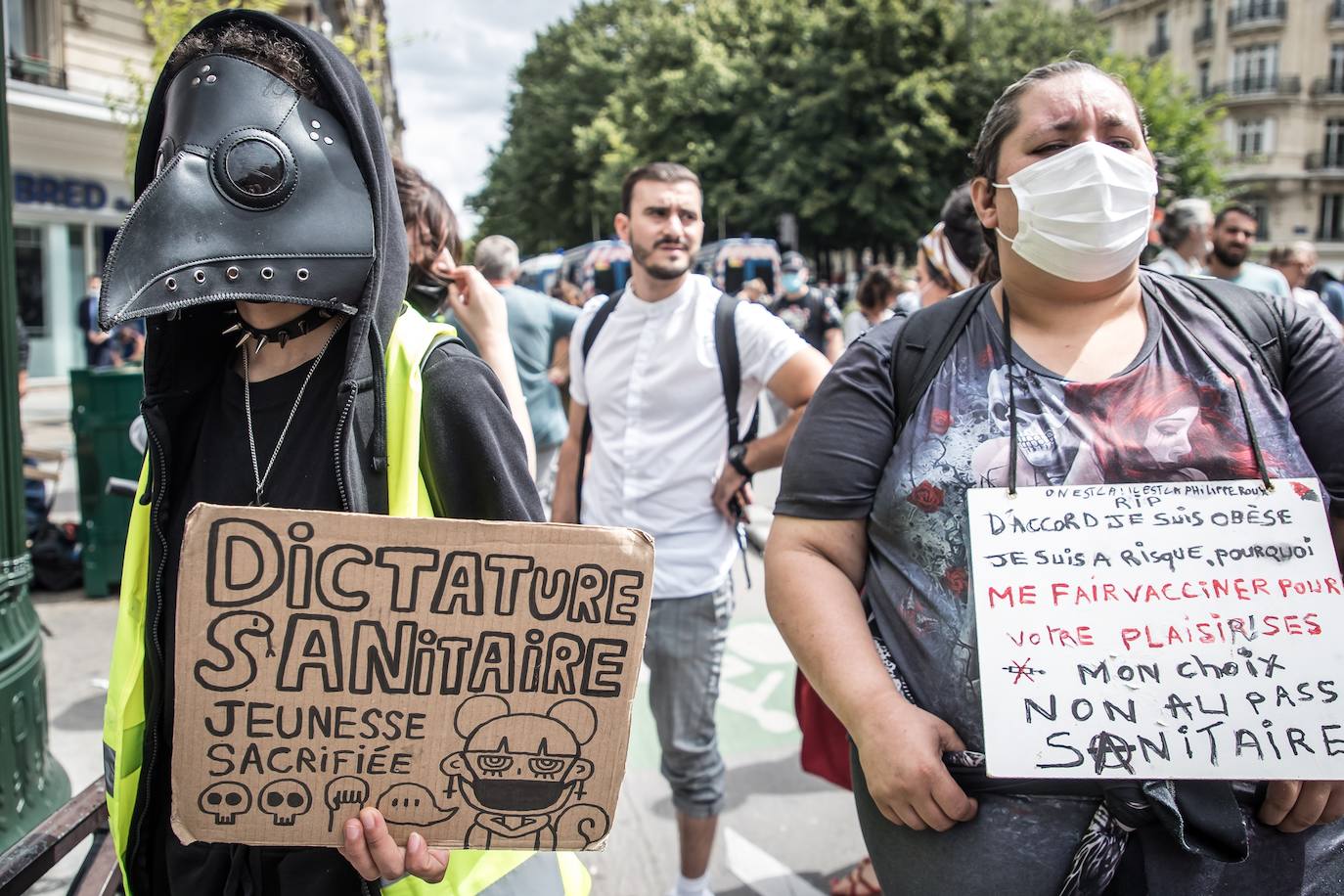 Un manifestante sostiene un cartel que dice: 'Dictadura sanitaria, juventud sacrificada'. 