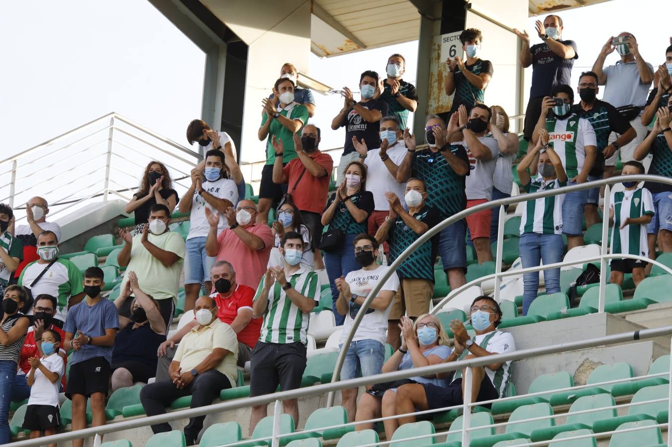 La vuelta del público en el Córdoba CF-Linares, en imágenes