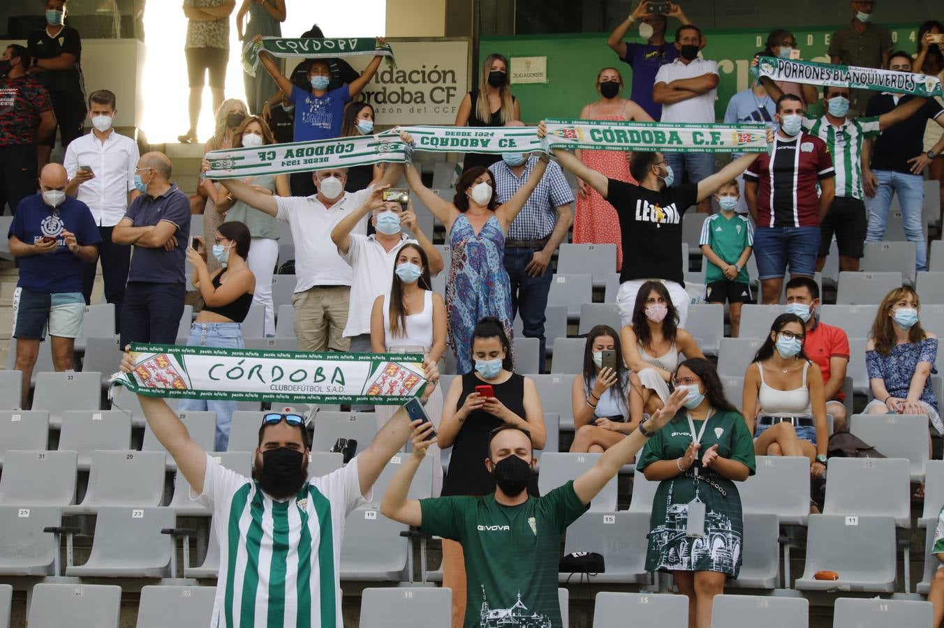 La vuelta del público en el Córdoba CF-Linares, en imágenes