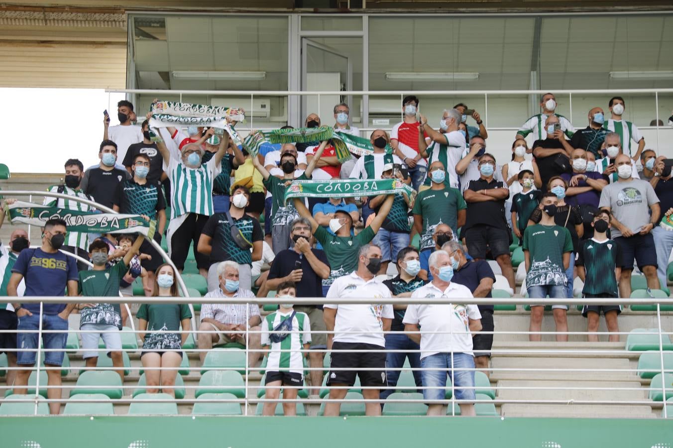 La vuelta del público en el Córdoba CF-Linares, en imágenes