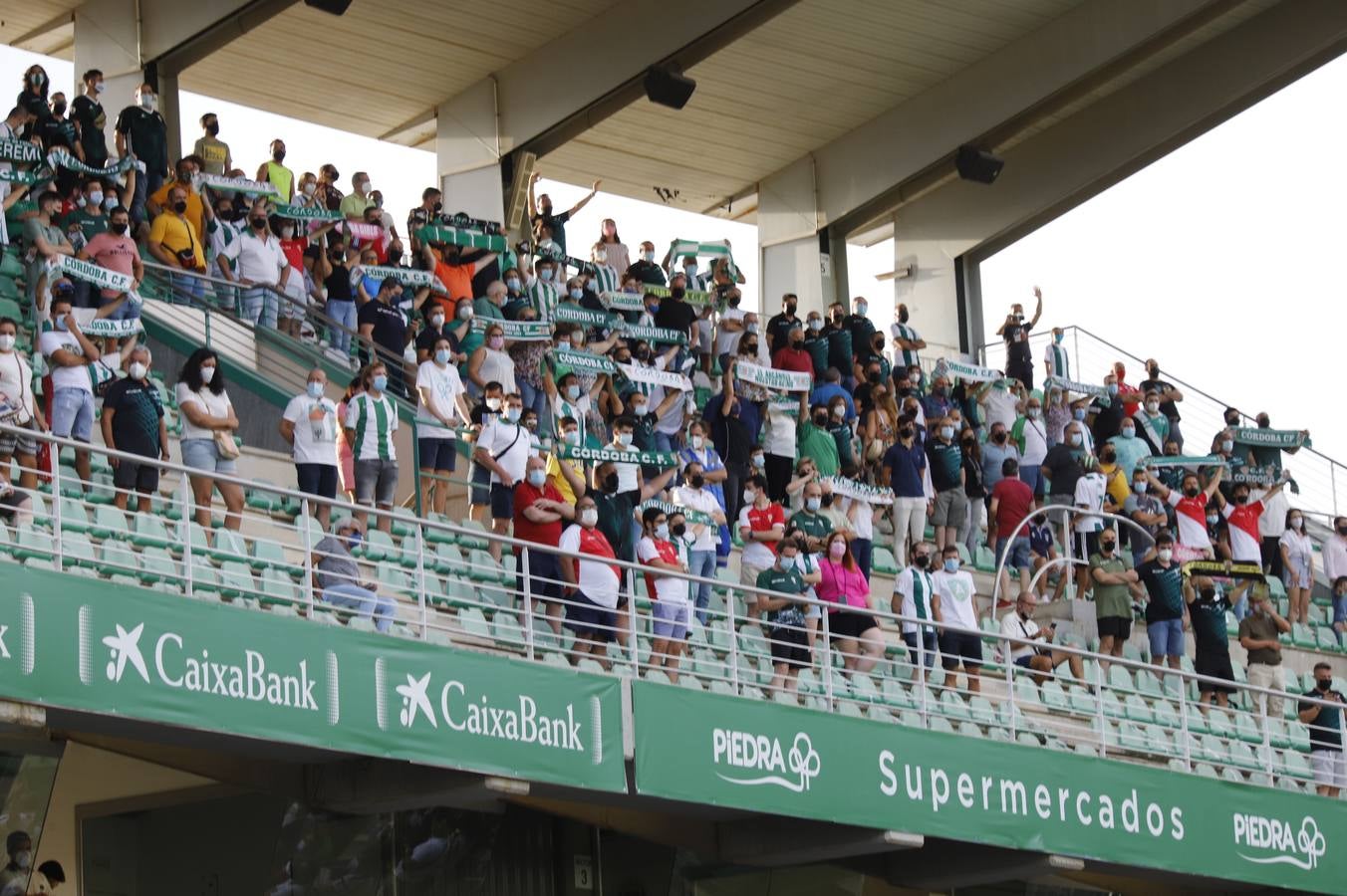 La vuelta del público en el Córdoba CF-Linares, en imágenes