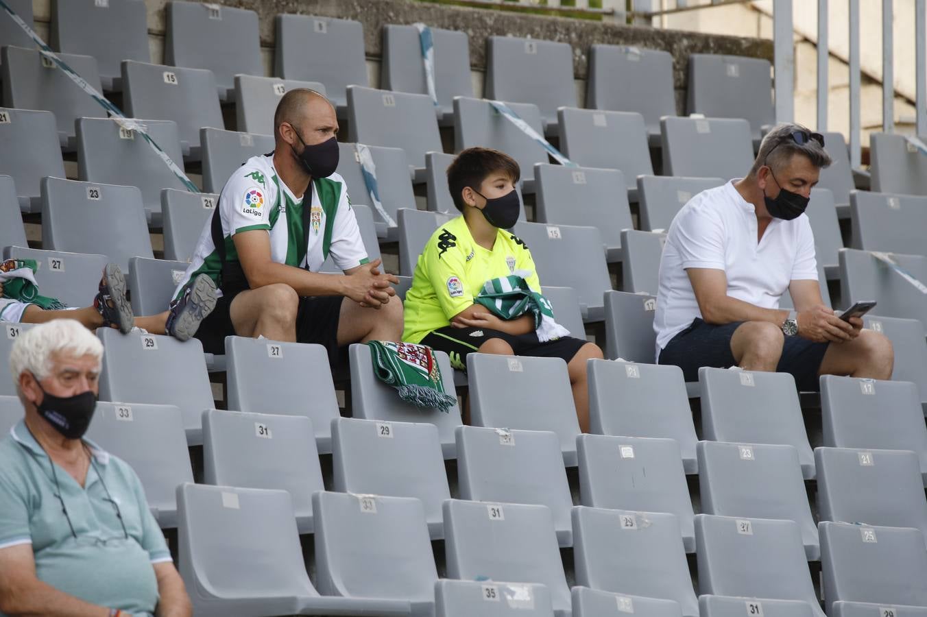 La vuelta del público en el Córdoba CF-Linares, en imágenes