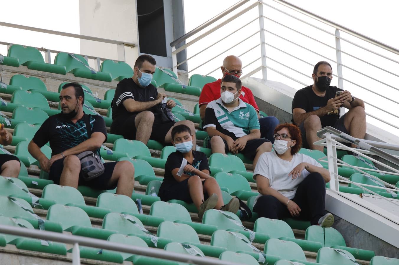 La vuelta del público en el Córdoba CF-Linares, en imágenes