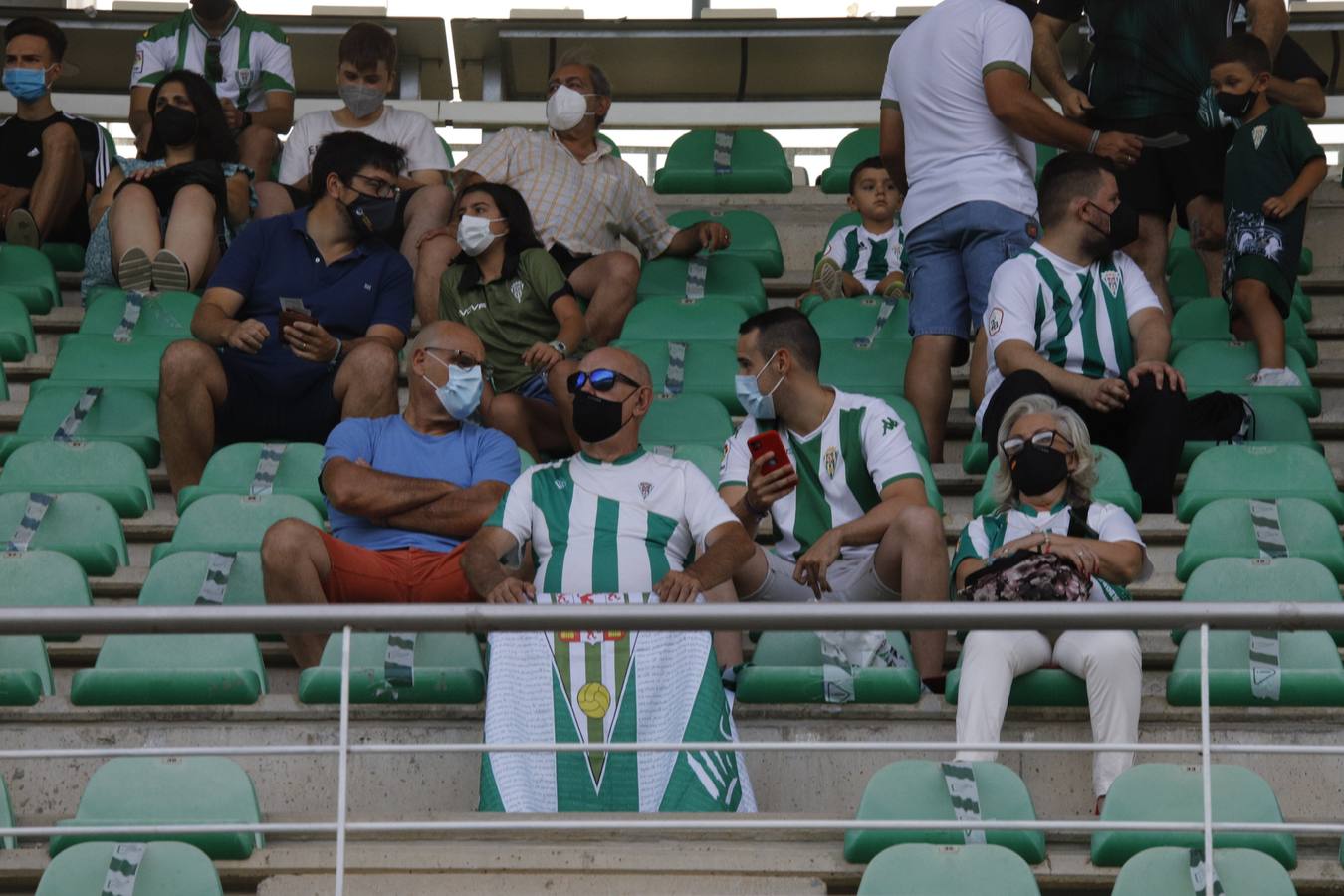 La vuelta del público en el Córdoba CF-Linares, en imágenes