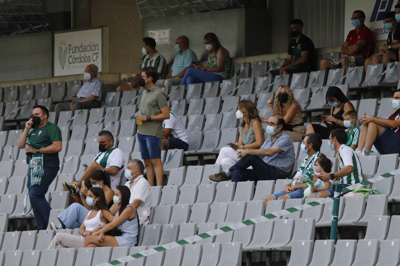 La vuelta del público en el Córdoba CF-Linares, en imágenes