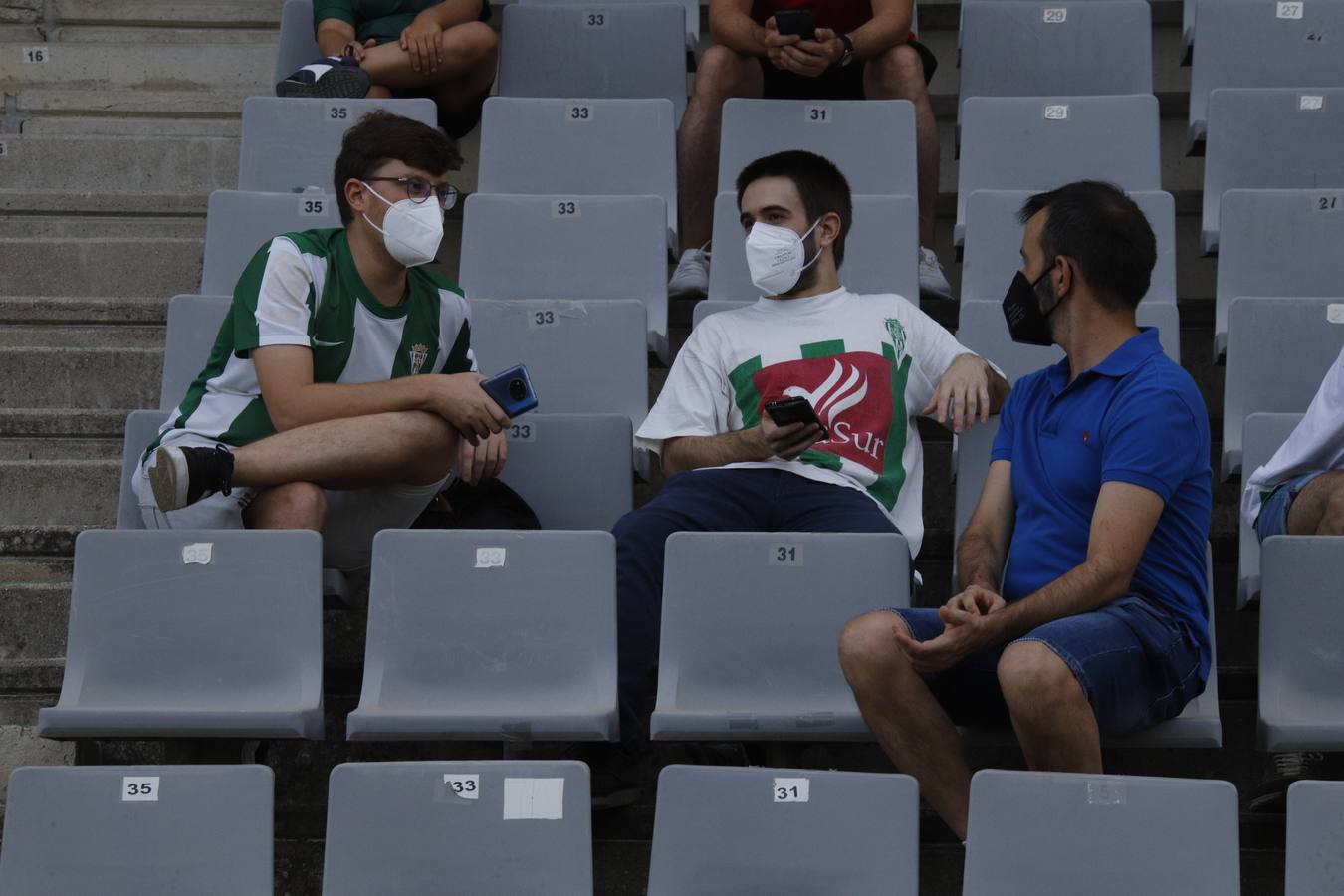 La vuelta del público en el Córdoba CF-Linares, en imágenes