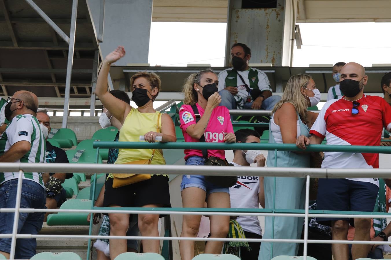 La vuelta del público en el Córdoba CF-Linares, en imágenes