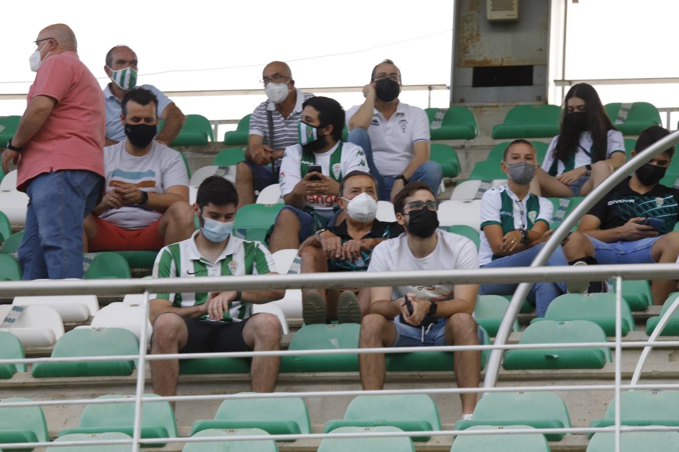 La vuelta del público en el Córdoba CF-Linares, en imágenes