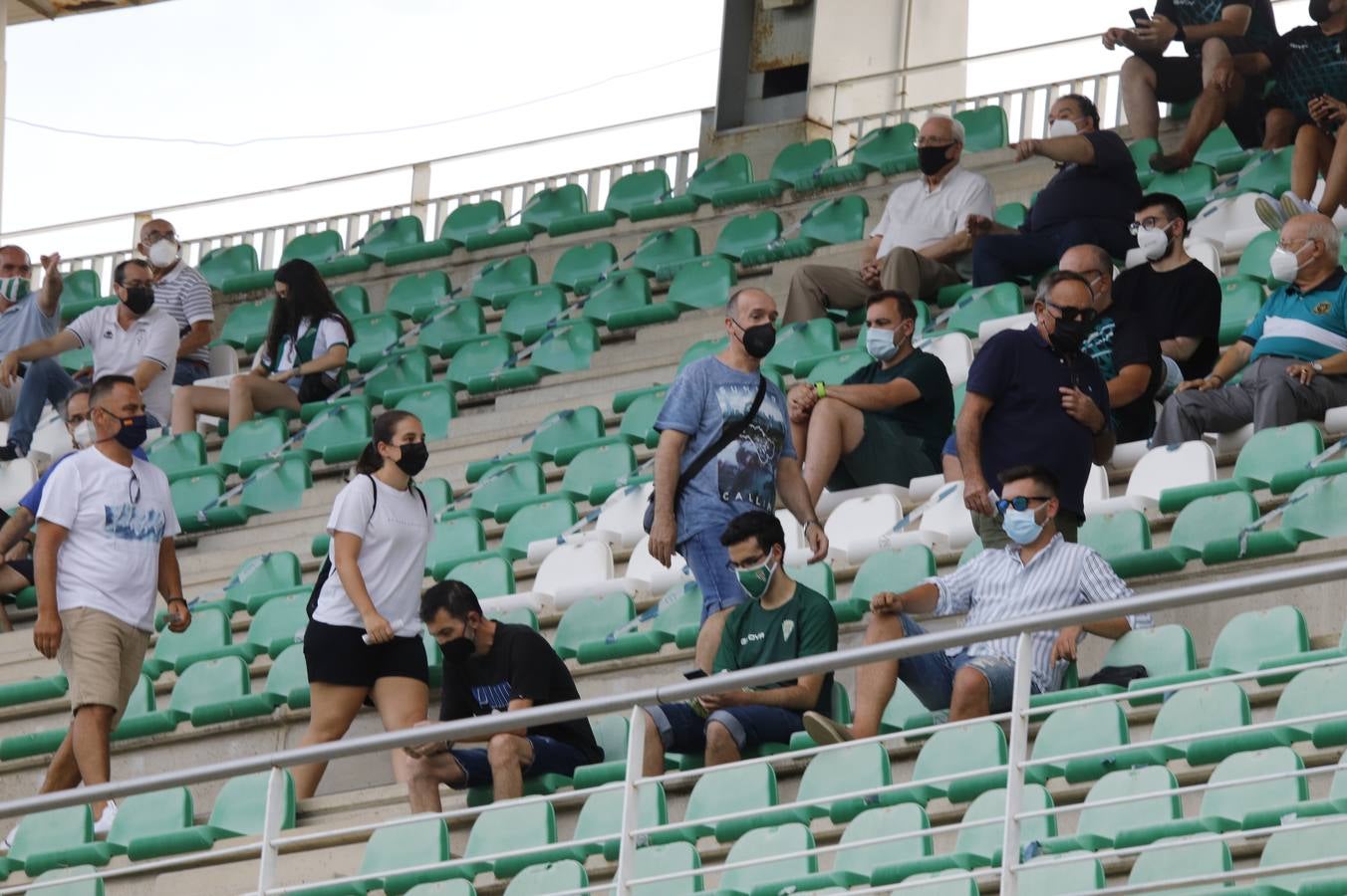 La vuelta del público en el Córdoba CF-Linares, en imágenes