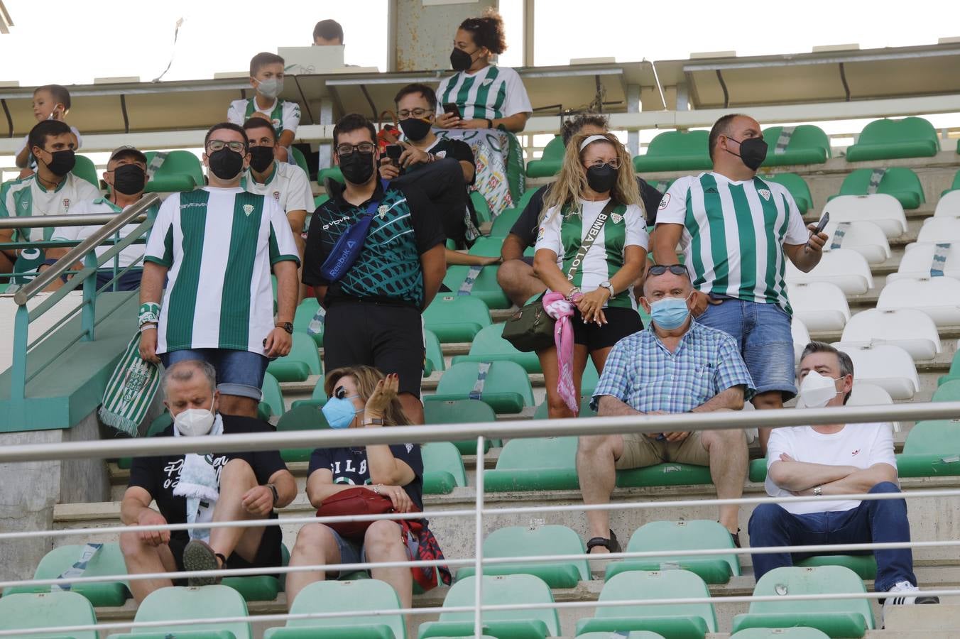 La vuelta del público en el Córdoba CF-Linares, en imágenes