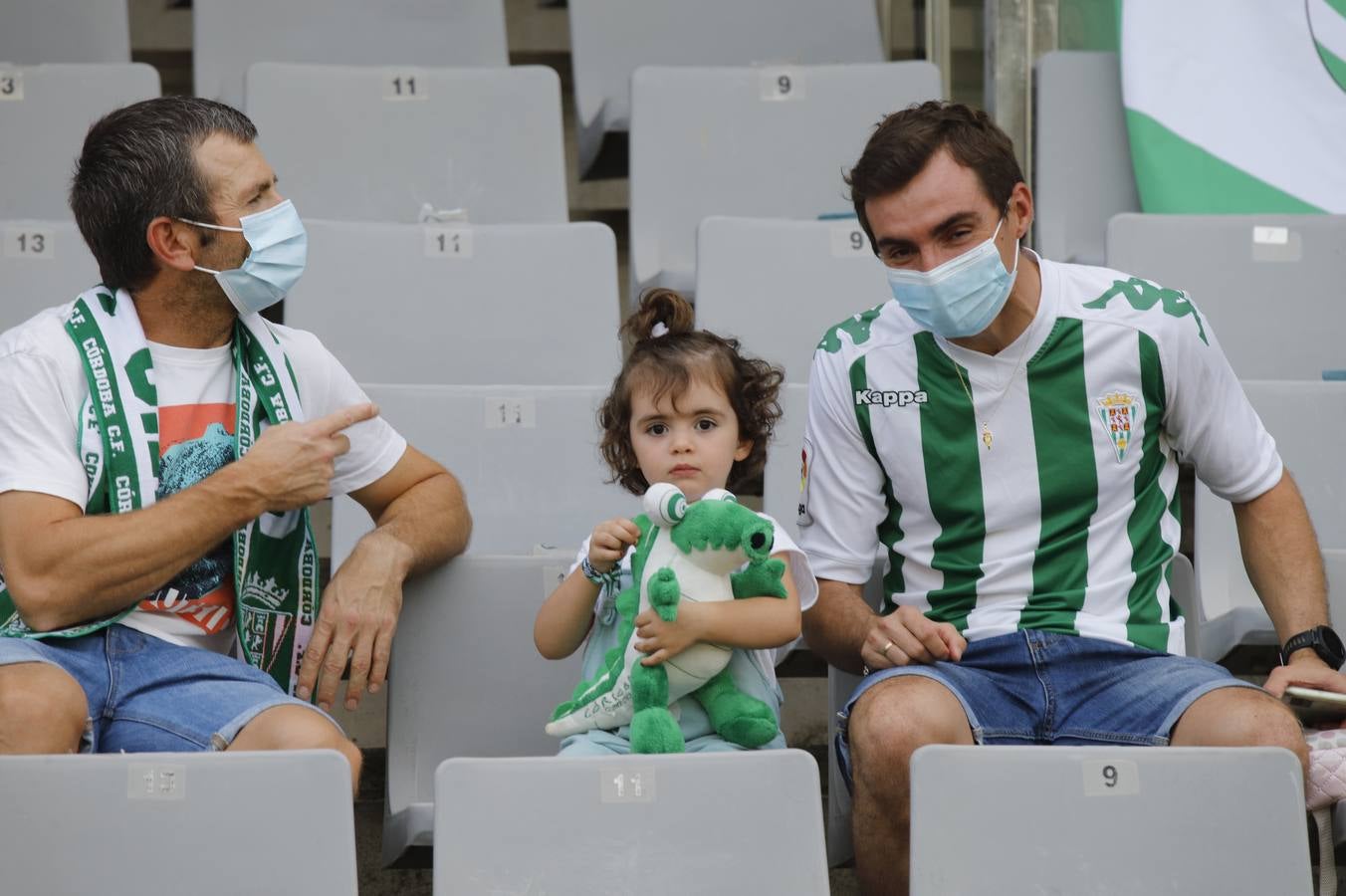 La vuelta del público en el Córdoba CF-Linares, en imágenes