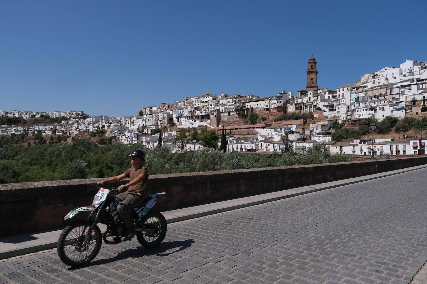 Así vive Montoro el primer día con el nuevo toque de queda, en imágenes