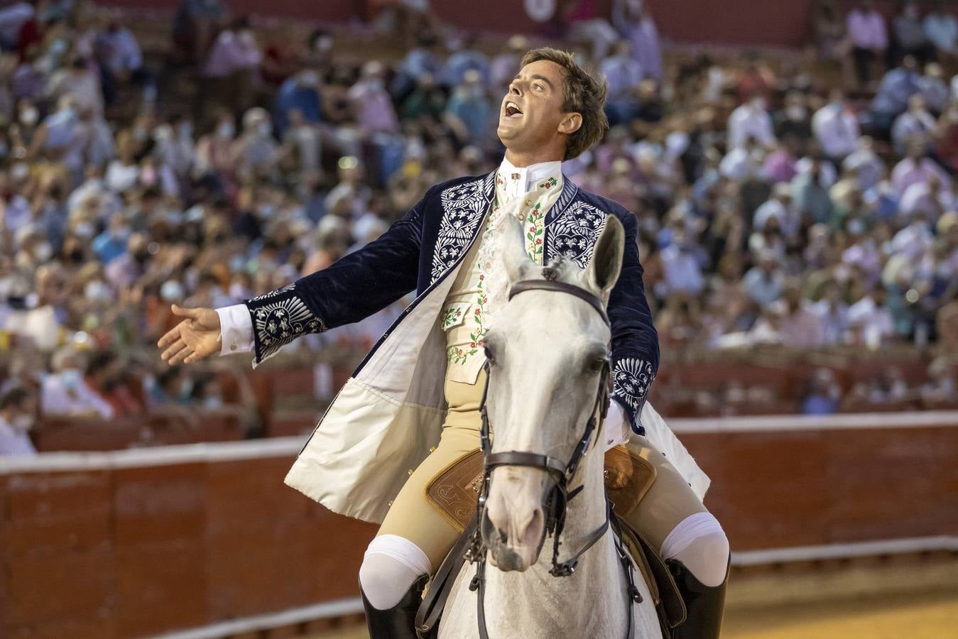 La corrida de rejones de las Colombinas, en imágenes