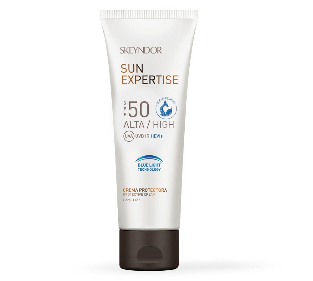 Crema solar Sun Expertise Blue Light Technology SPF
				50 de Skeyndor. Skeyndor es otra marca preocupada por
				el océano que ha desarrollado una nueva fórmula Ocean Respect,
				biodegradable, sin microplásticos, ni siliconas, ni filtros que
				dañan el ecosistema. Esta crema solar facial protege la piel
				bloqueando los rayos UVA, UVB, IR y la luz azul, es resistente al
				agua y presenta una textura ligera de acabado seco. Además, la crema
				solar Sun Expertise Blue Light Technology SPF 50 de Skeyndor (42,35
				€) no contiene ingredientes dañinos para los corales.