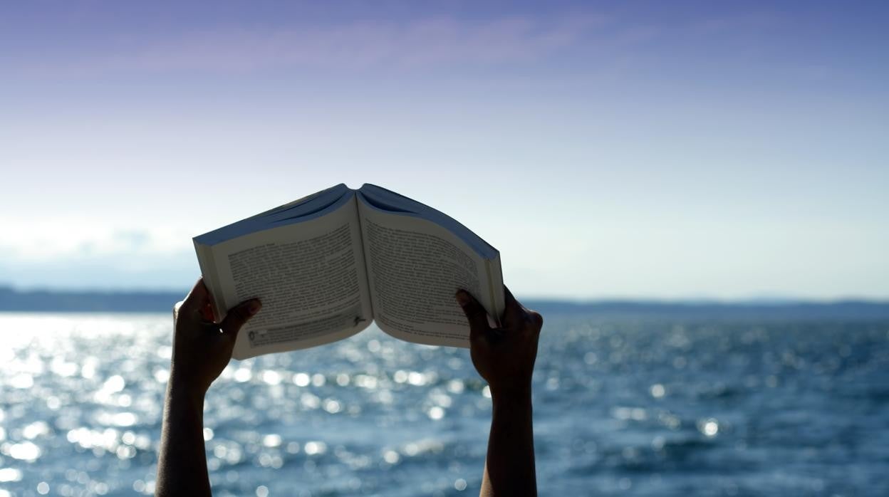 18 libros para leer en la playa, calmar la mente y ser más feliz