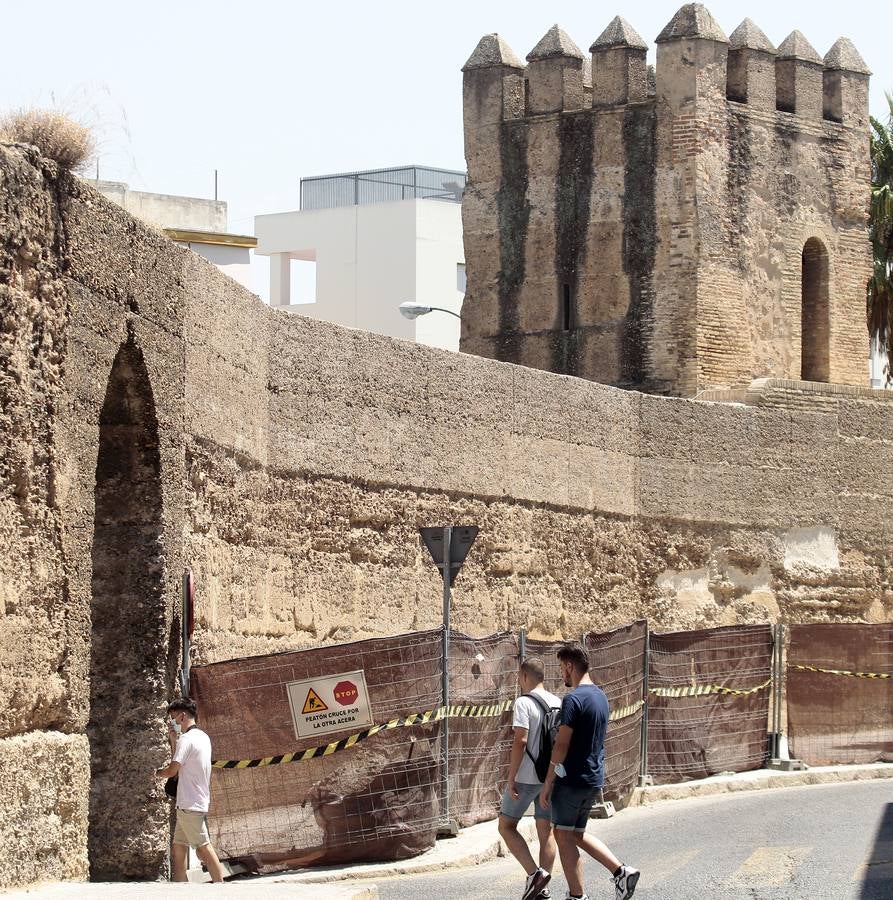 El paradigma de la falta de mantenimiento es Torneo,  donde este martes han comenzado las obras para su transformación en bulevar verde. La muralla de la Macarena o las columnas de la calle Mármoles son otros ejemplos