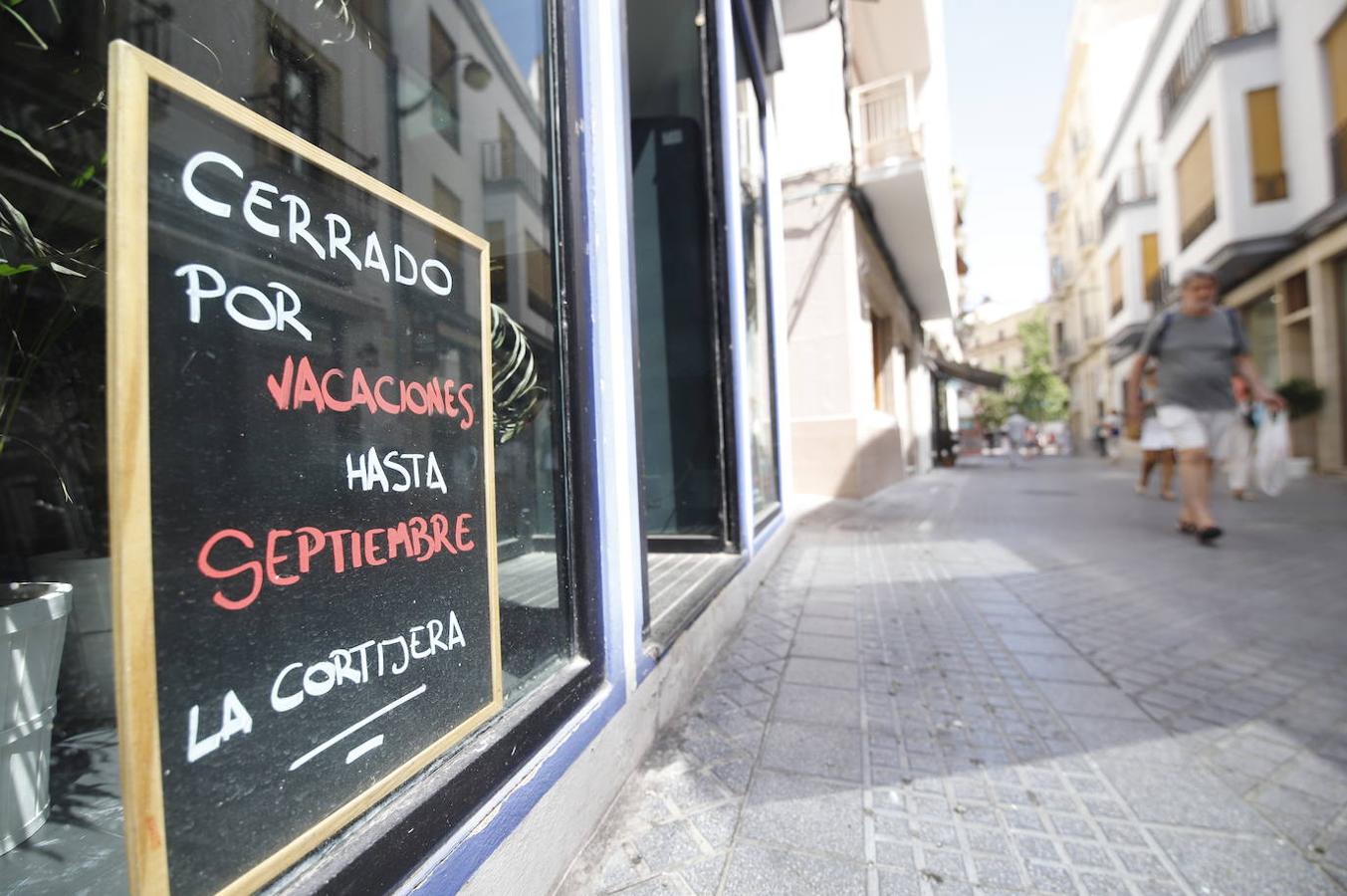 Negocios cerrados por vacaciones en Córdoba, en imágenes